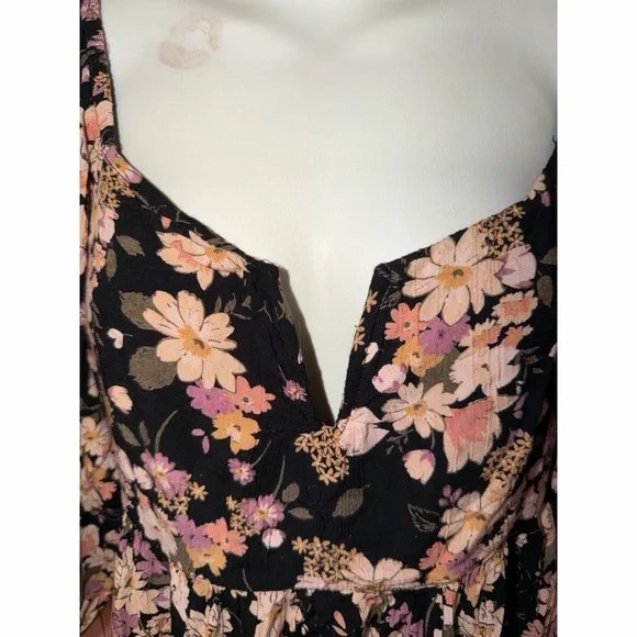 🩷🖤 Gorgeous Flowy Floral Top - Picture 3 of 7